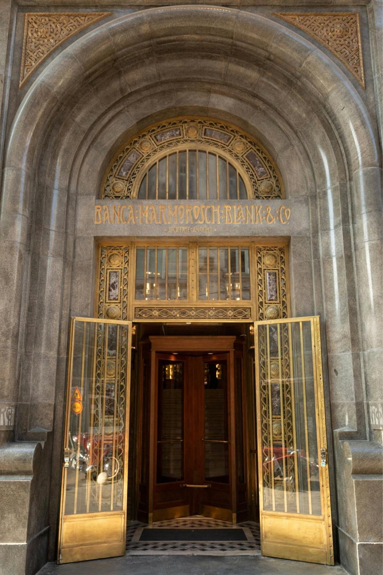 Hotel The Marmorosch Bucharest, Autograph Collection Exteriér fotografie Entrance to the Bank of America Building